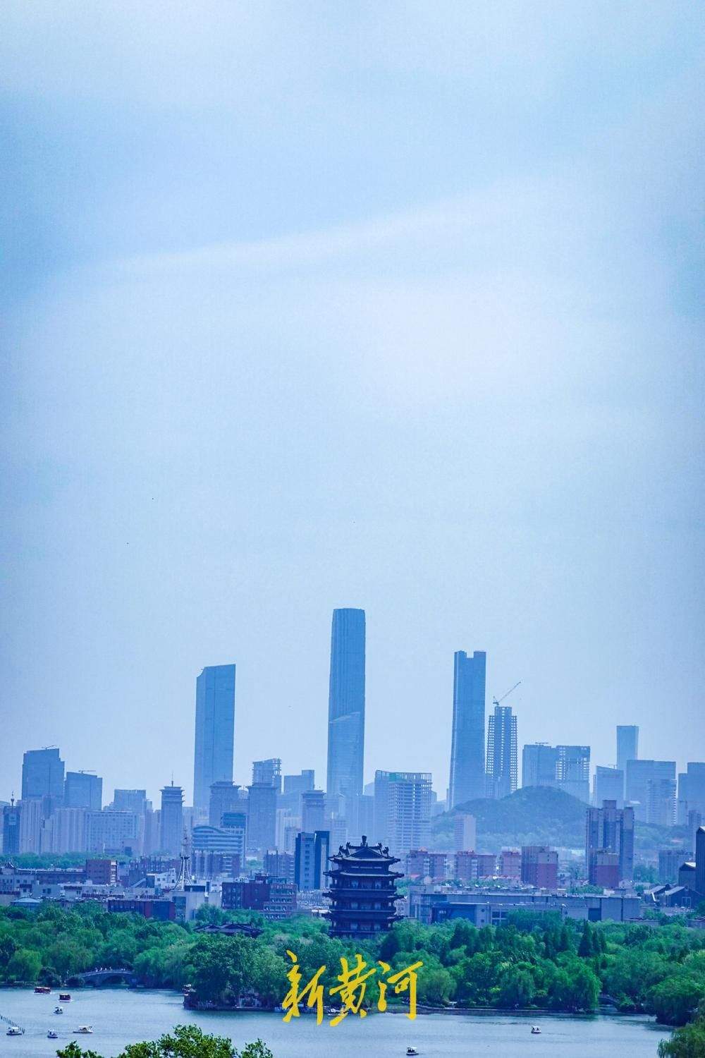 春末迎“醉美”蓝天白云 俯瞰泉城山湖城高“颜值”