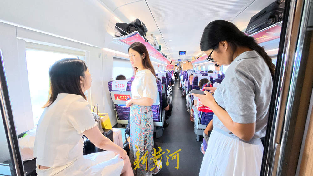 暑运客流高位运行 高铁车厢里的别样旅行