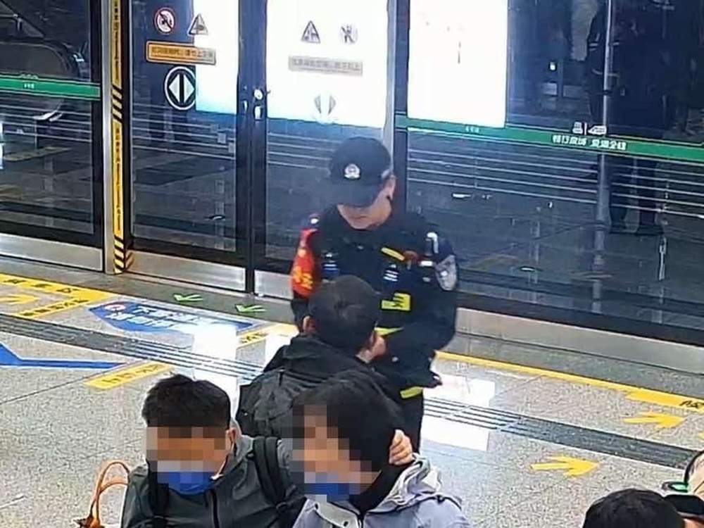 乘客突发胸闷，济南地铁驻站警力紧急处置