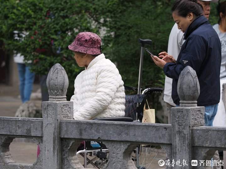 济南气温骤降，街头“冷暖”交织