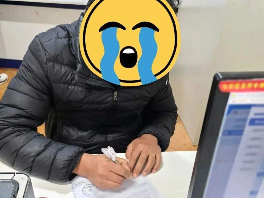 昆明一路口交通标牌现餐厅广告，警方：老板趁夜搭梯子贴的，罚款500元并批评教育