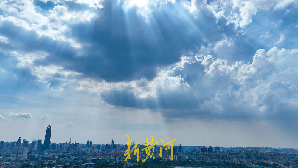 高温与蓝天白云相伴 泉城天空现“丁达尔”效应