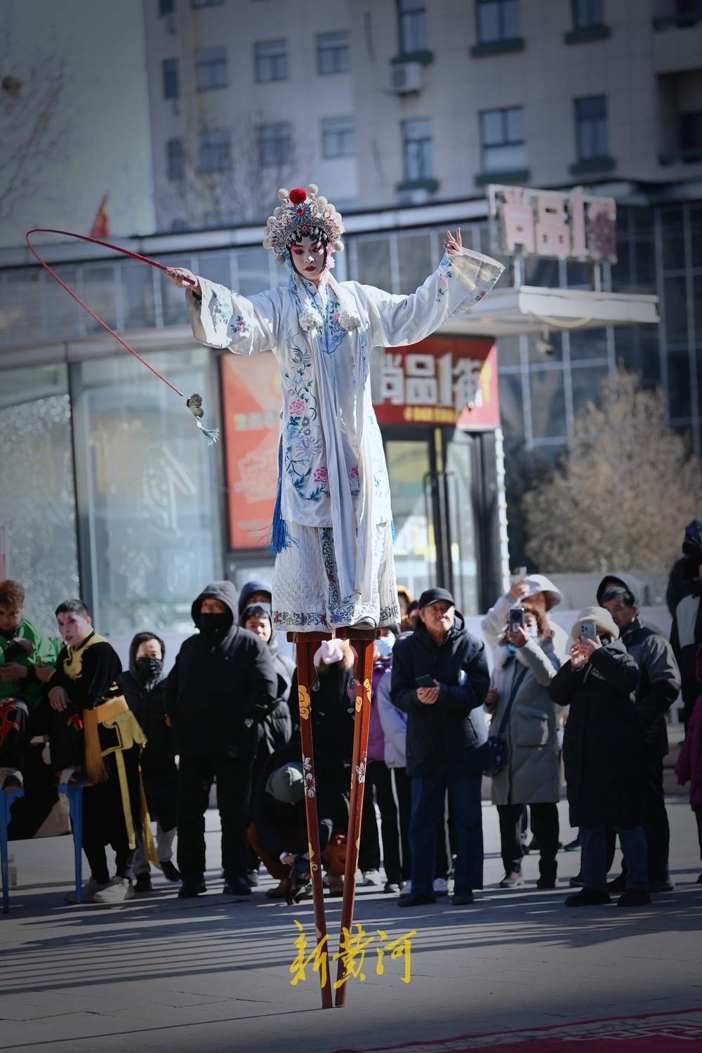 “泉”在济南过大年｜寒潮难挡迎春热，济南街头高跷队在寒风中表演