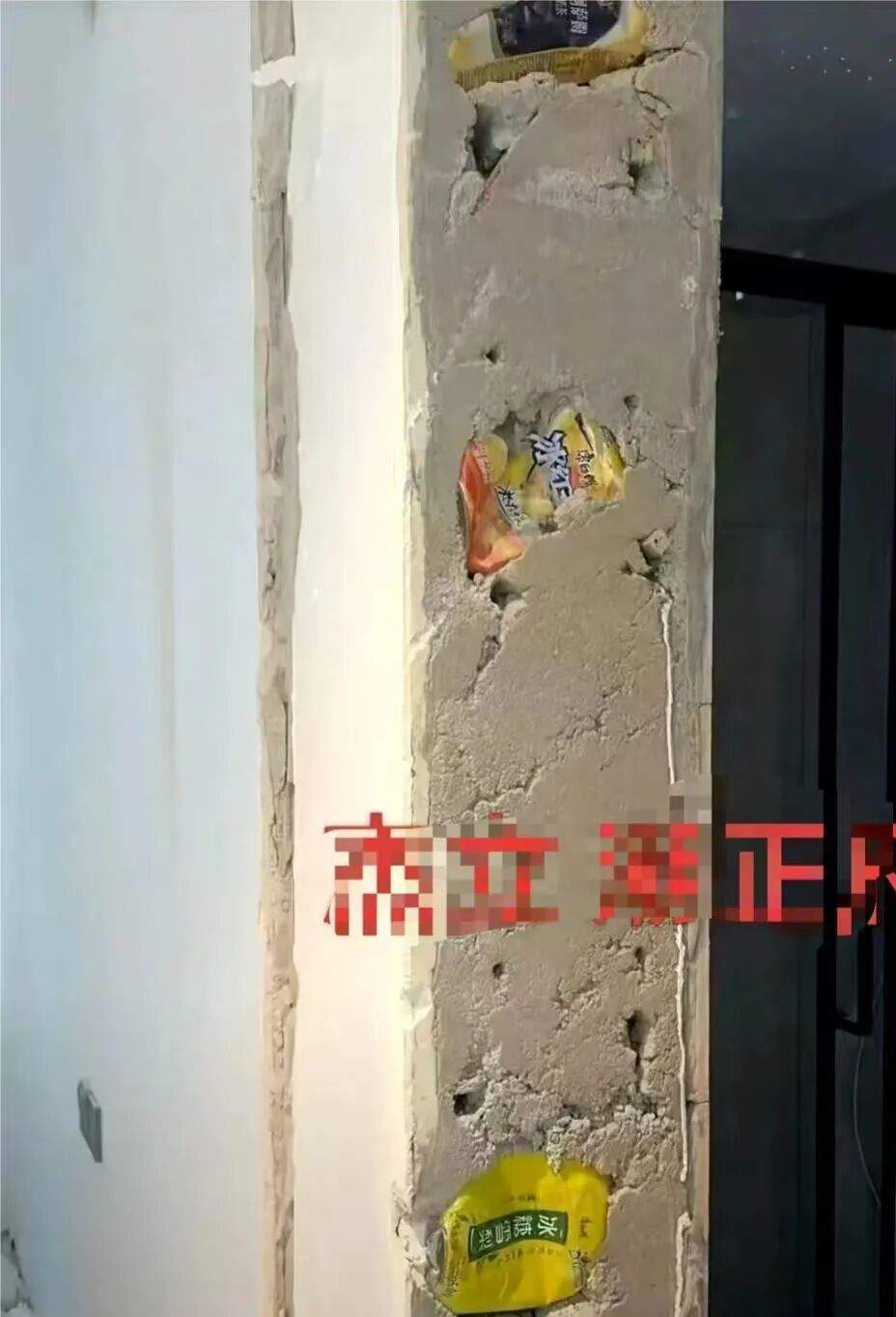 杭州一精装楼盘现“饮料瓶墙”!开发商:不排除当时现场材料不够