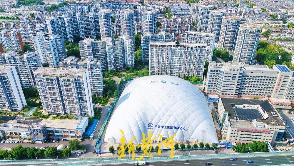 山东省立第三医院北院区基坑气膜安装到位，体积达到56万立方米