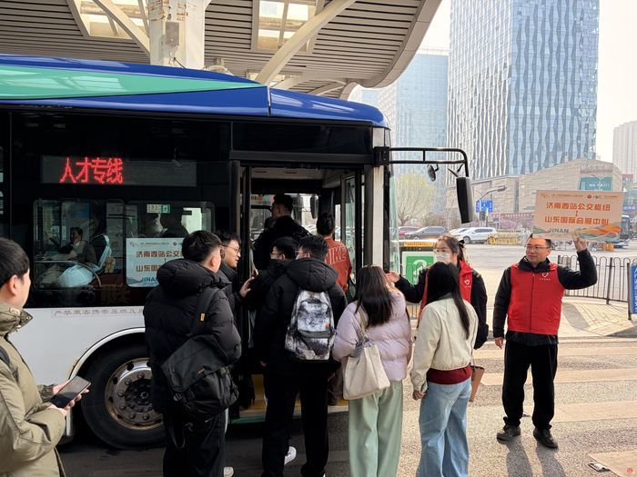 公交志愿护航 助力人才盛会...