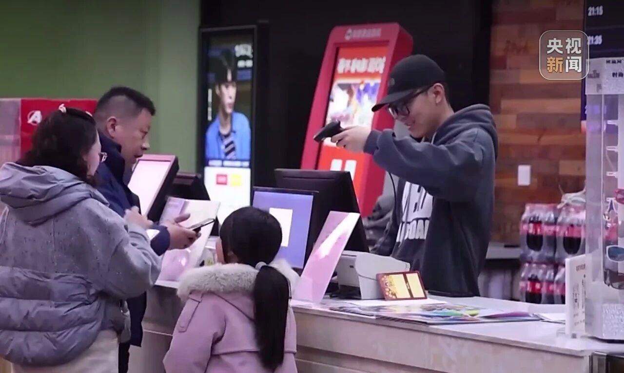 435万场，春节档观影场次创纪录，票价更惠民！