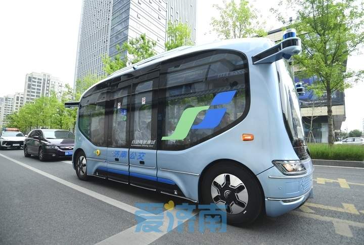 环绕“山、泉、湖、河、城”，济南自动驾驶公交车亮相中央商务区采集地图数据