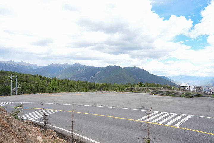 稻城亚丁景区“道路设卡摆渡收费”调查