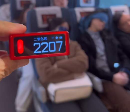 旅客称高铁二氧化碳浓度超标，铁路客服回应