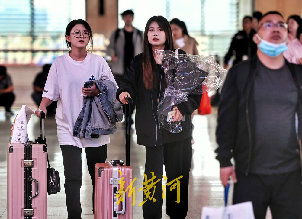 火车站里人从众，市民开启假期赶路模式