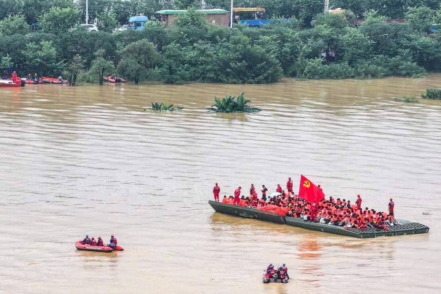 从无人机到动力舟桥，科技设备搭建广西洪灾救援运输保障线