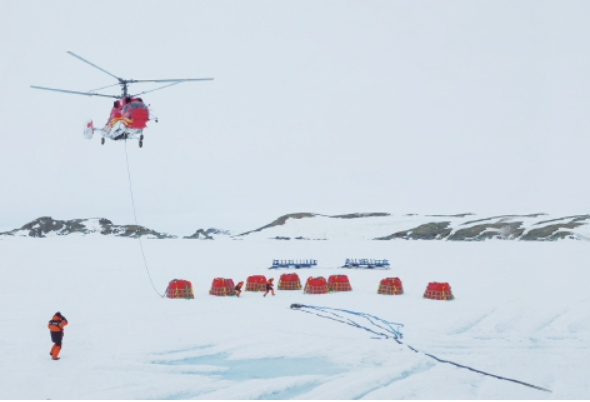 “雪龙2”号参与中山站燃油补给