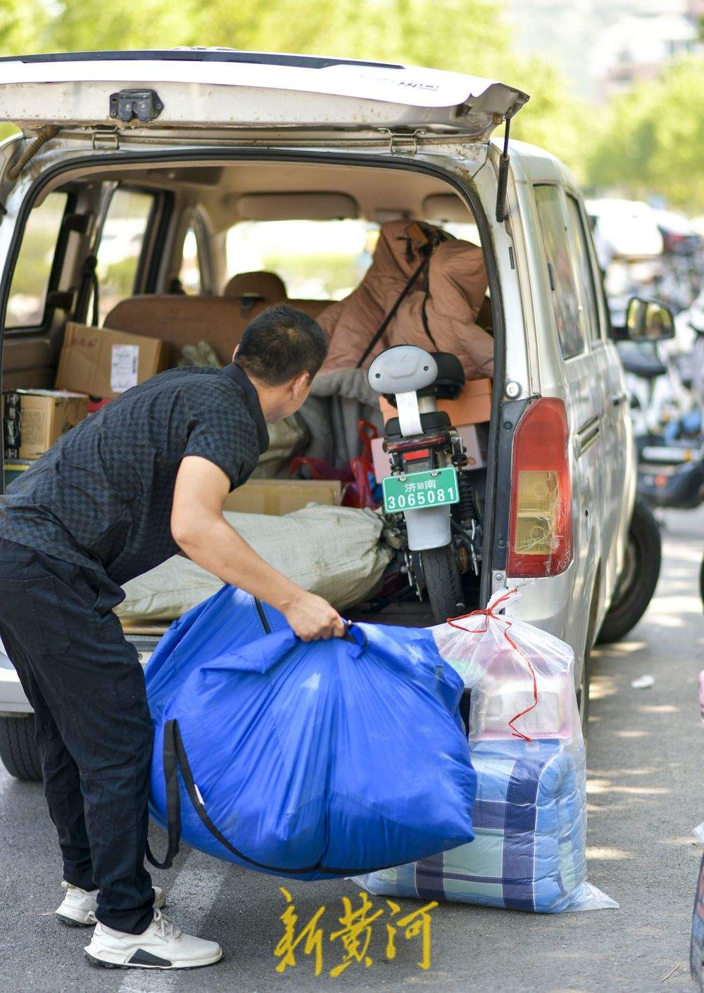 离别校园毕业“寄” 大学生轻装离校