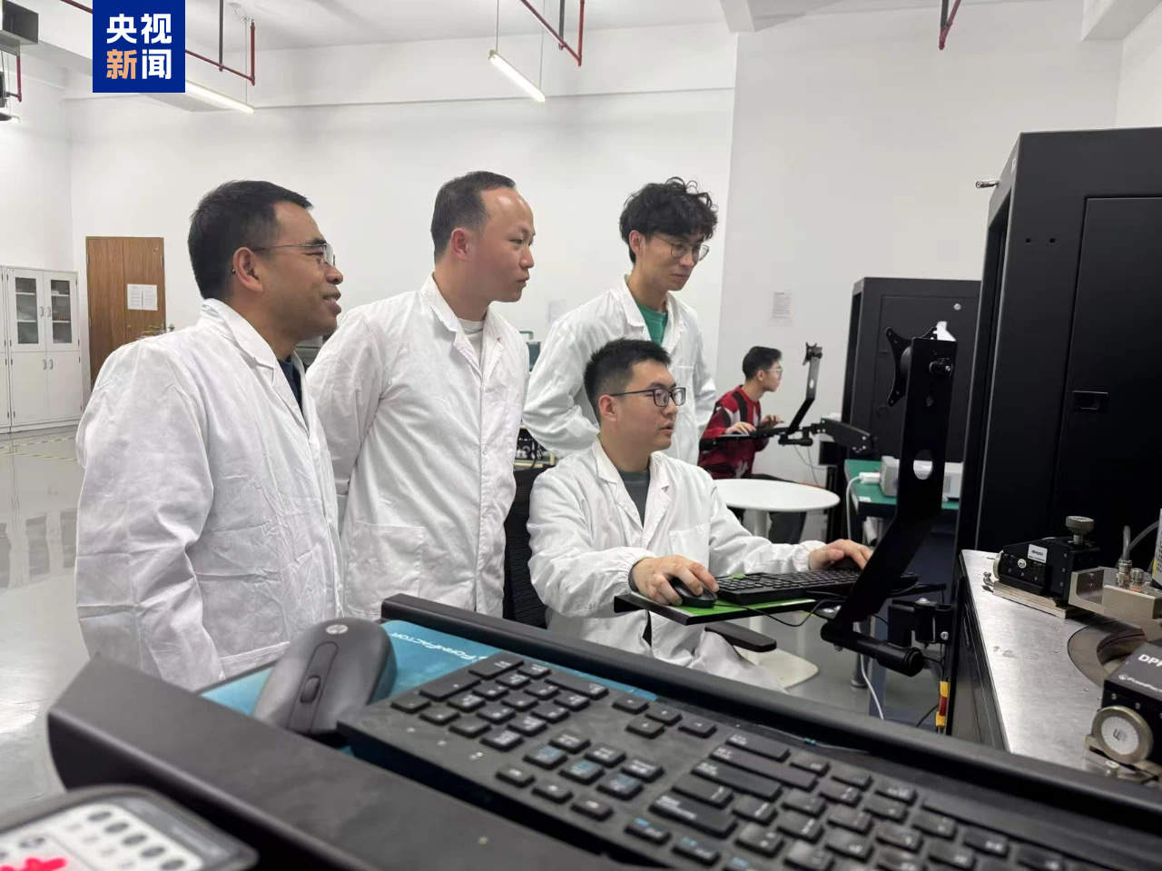 眨眼间能完成10亿次存储 上海科研团队研制出超高速闪存