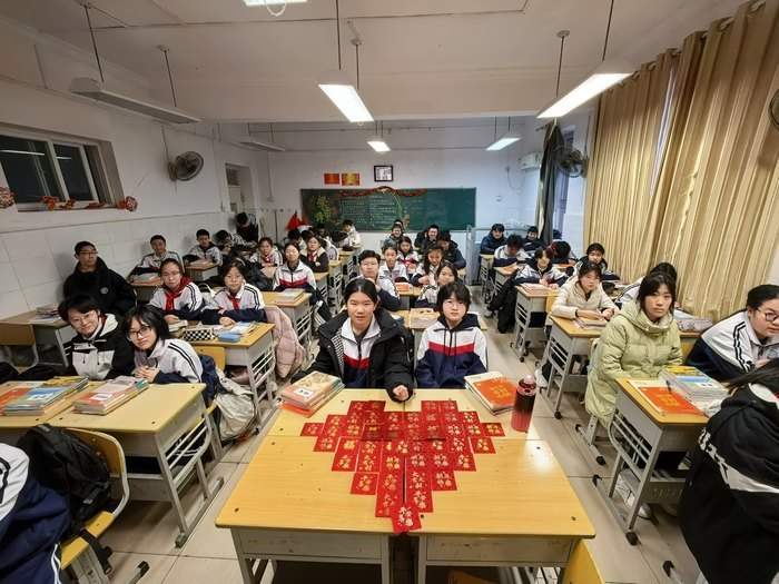 清晨守候、福气迎新、班级惊喜……济南开学首日被“爱”破防了