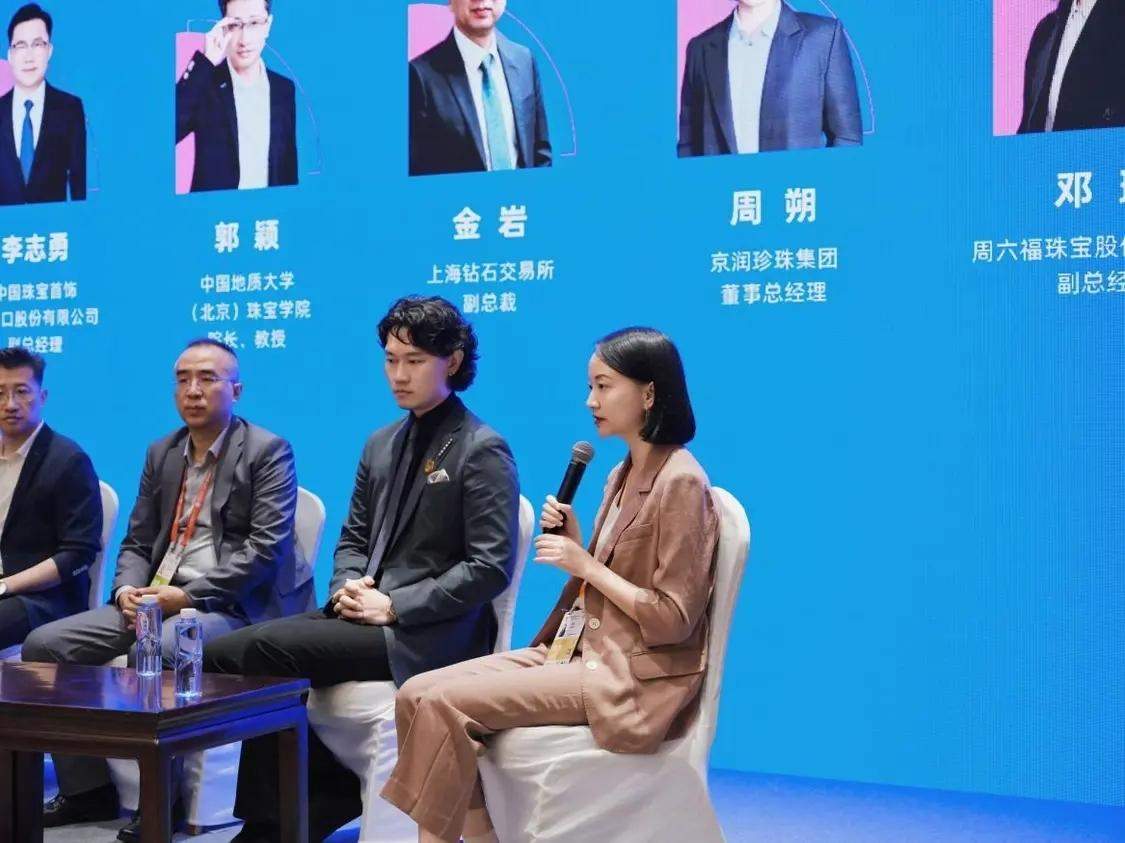  周六福珠宝亮相第六届消博会