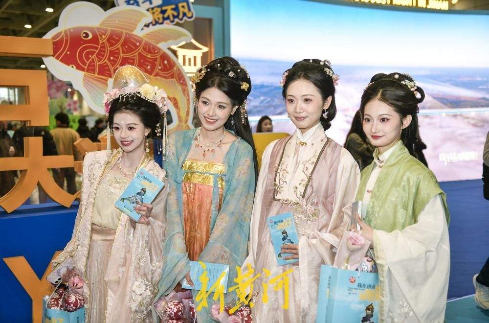 十二“花神”空降招引大会，汉服少女与求职者对诗互动