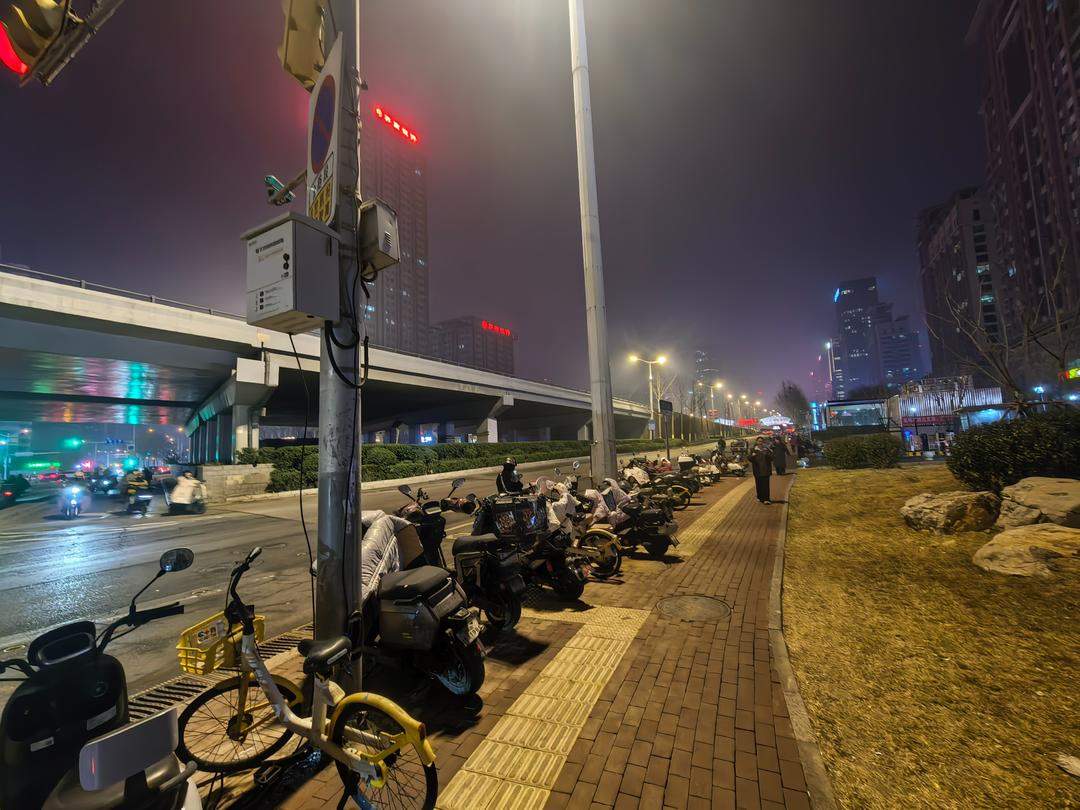 电动自行车“围困”地铁站！济南该如何治理这种乱停现象