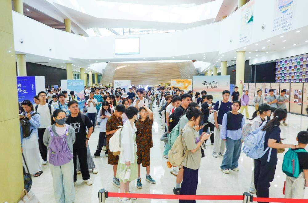 酷暑寻书香 济南市图书馆成全民 “文化充电站”