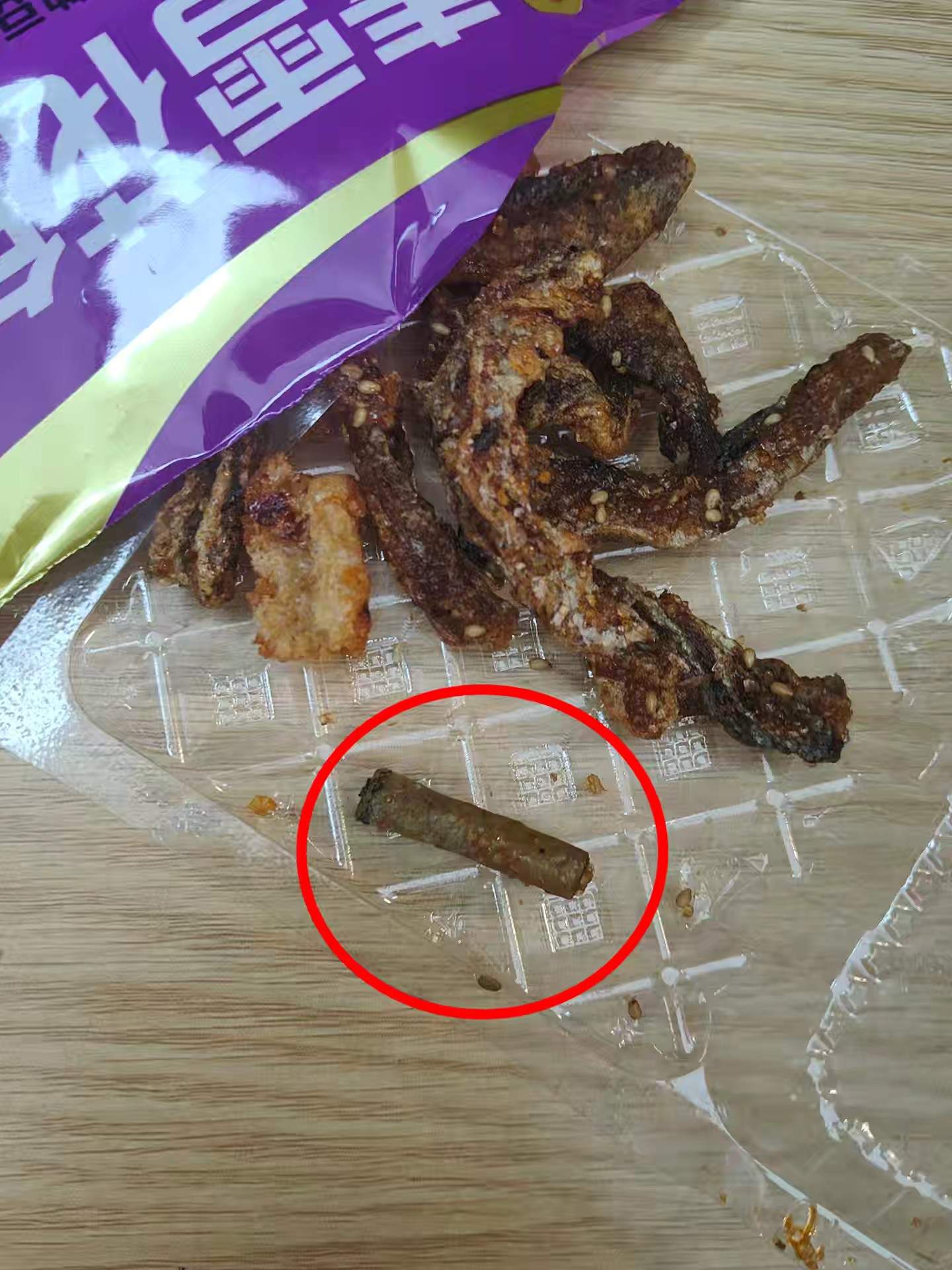 消费者投诉在零食中吃出烟头最新进展：厂家连夜赔偿，双方已和解