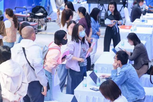 民生民声丨掐准时间、找对场景 “逛街式求职”背后的供需重构