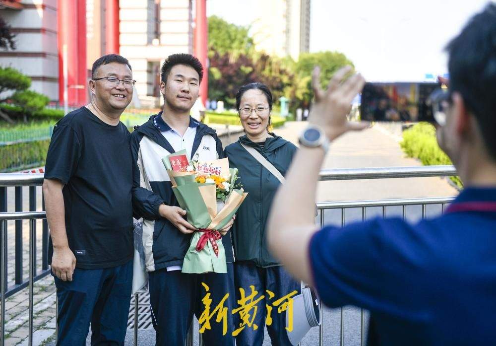 济南：高考收官！校门口送别高中生活 迎接青春 “新起点”