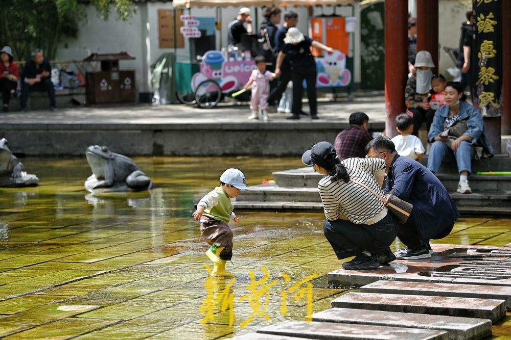 气温飙升春日如夏，市民纷纷到五龙潭泉畔戏水纳凉