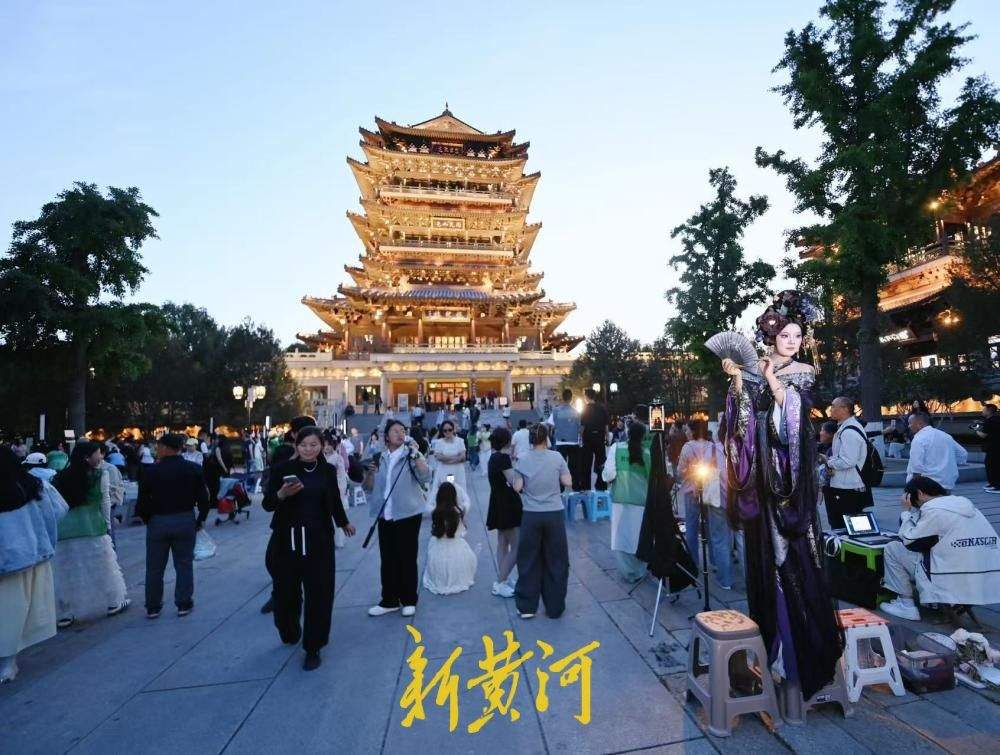超然楼华灯绽放，游客打卡泉城夜色