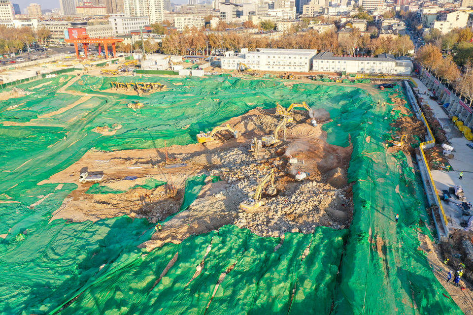 十几台大型机械在忙碌，千佛山北广场紧锣密鼓施工中