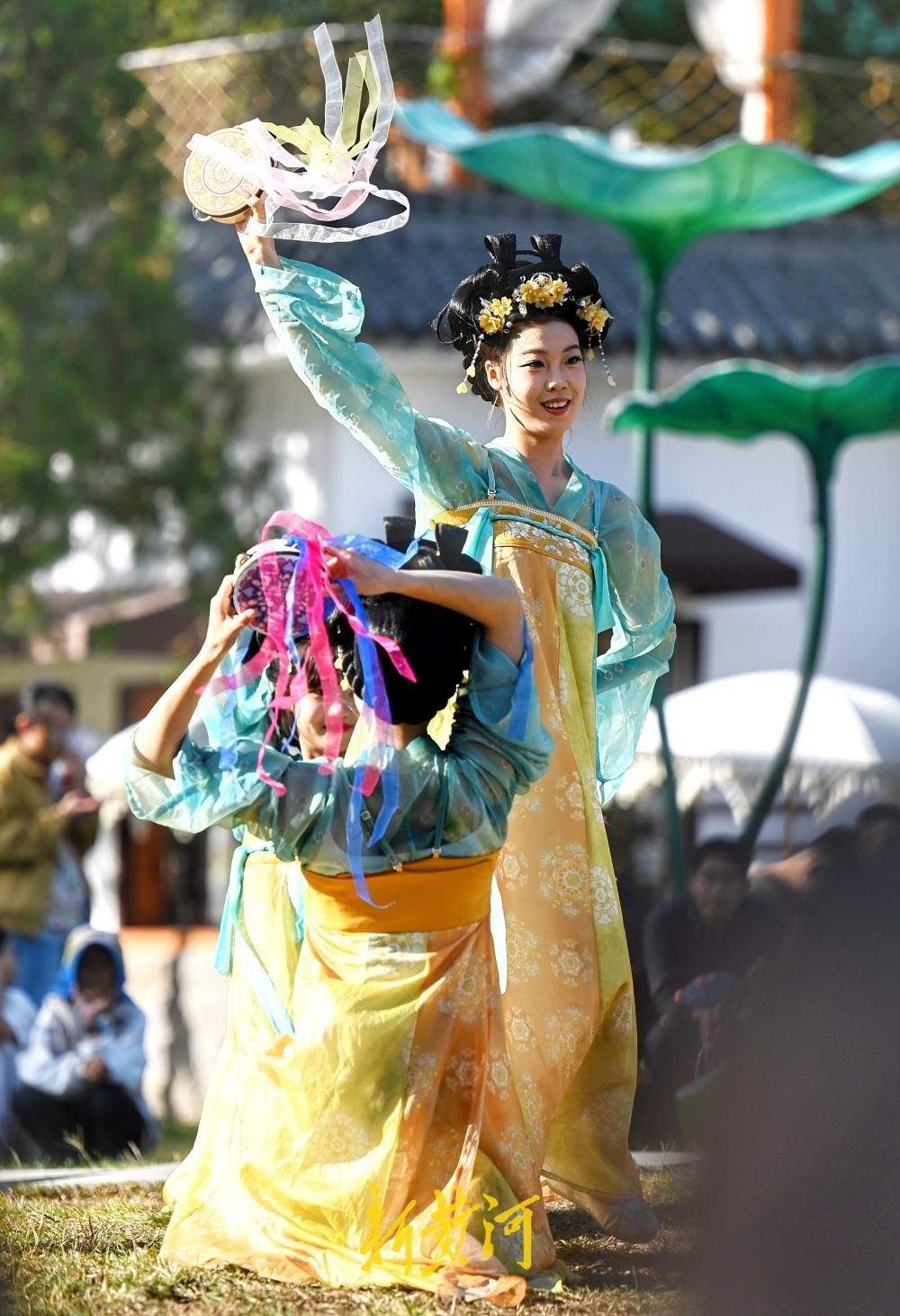 大明湖畔“灯笼舞韵”醉游人