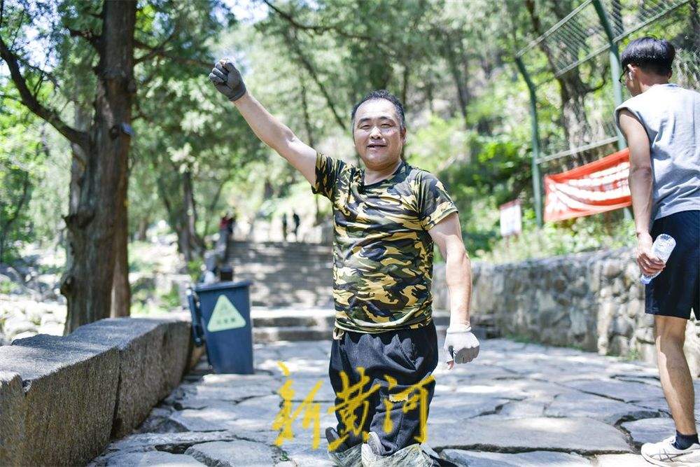 “无腿行者”高温下攀登泰山，他用双膝丈量生命高度
