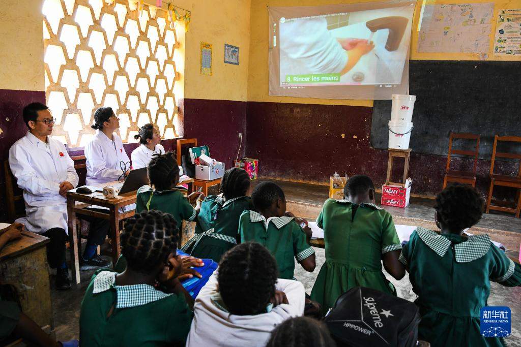 中国援喀麦隆医疗队在当地开展义诊活动