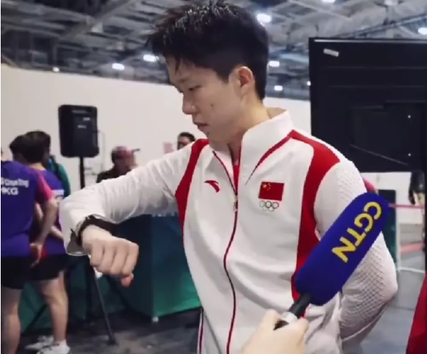 看淡了！王楚钦躲采访:放过我们 想下班的心溢出屏幕了