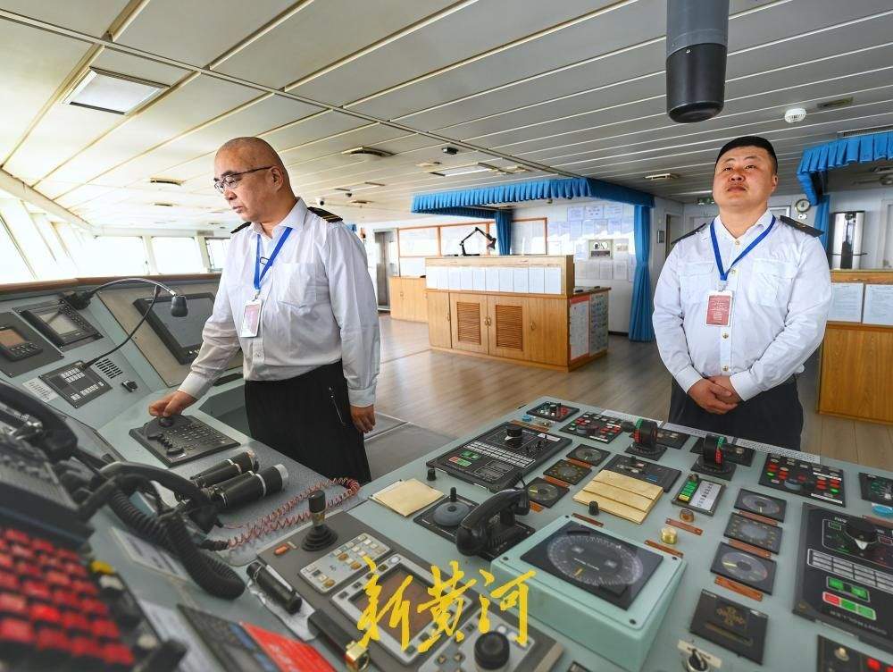 渤海海峡上演碧波上的春运