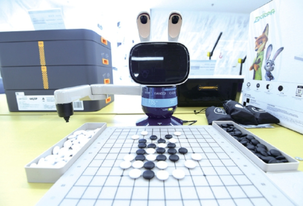 济南汉峪金谷机器人6S中心开业 机器人客串主持人