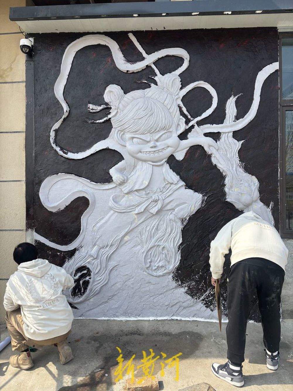 高4米宽3米重达1吨！90后雕塑师5天雕刻出济南最大哪吒浮雕