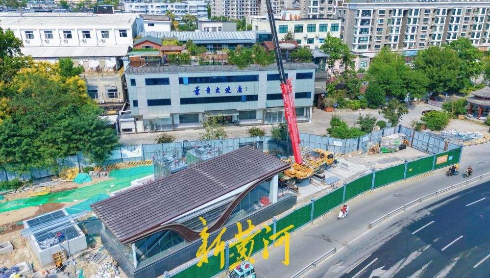 济南地铁6号线济安街站初具规模 三个出入口遮雨棚安装到位