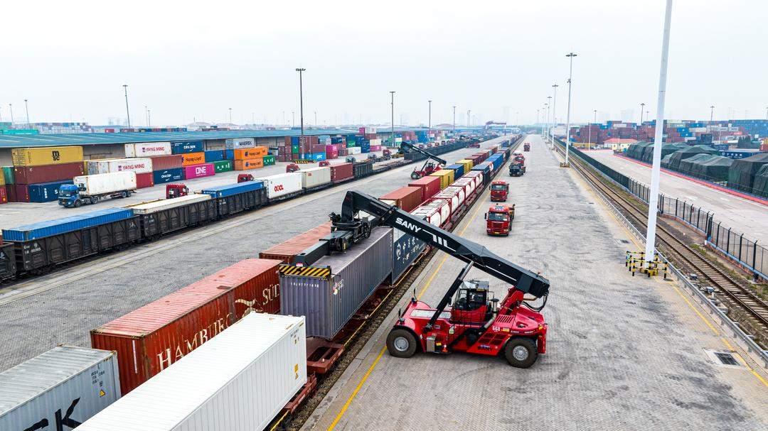 单日装卸1949车！山东港口海铁联运中心年内第五次刷新纪录