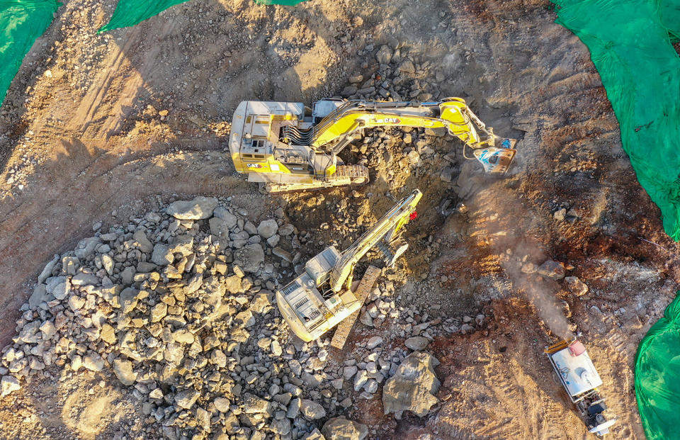 十几台大型机械在忙碌，千佛山北广场紧锣密鼓施工中