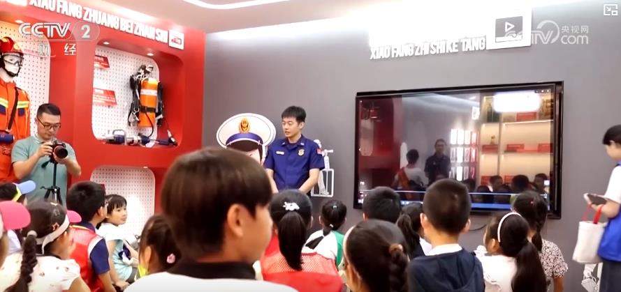 学习消防安全知识、体验军旅文化……各地中小学生尽享多彩暑假生活