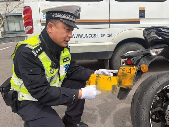 “定制车牌”线上“偷”售，记者网购“验货”，交警提醒：不上路也违法
