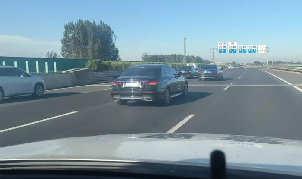 国庆首日高速迎出行高峰，山东高速交警喊话规范婚车车队通行