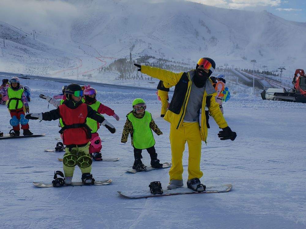 阿勒泰“雪假”首日 点燃青少年冰雪热情