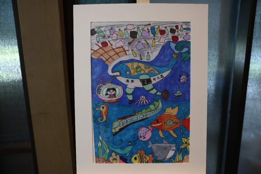 大人开会，小孩画画
