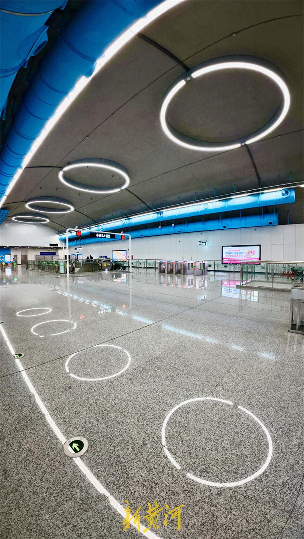 地铁站里涌动泉水蓝，诠释泉城地域文化