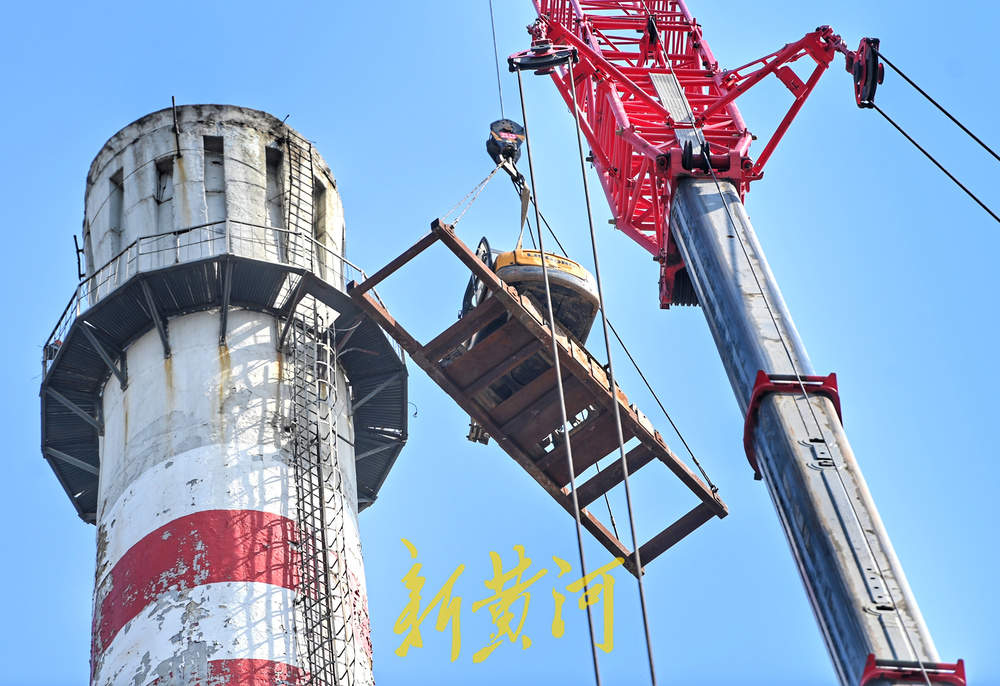 服务近40年的济南明湖热电厂正式关停，100米高烟囱实施机械拆除