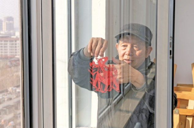 剪纸“牧马人”徐健 三百六十五幅“骏马”奔腾迎新春