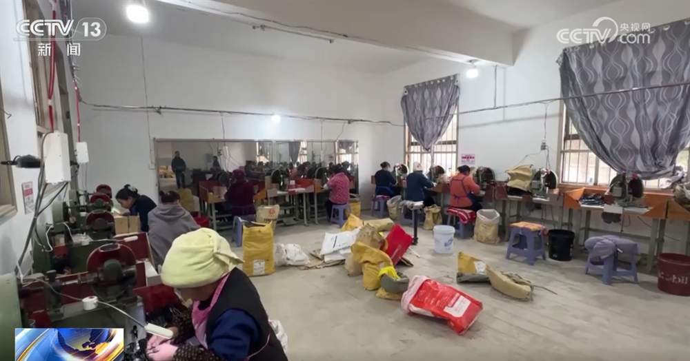 校车、“陪读公寓”“陪读车间”破解乡村教育难题 温暖“求学路”