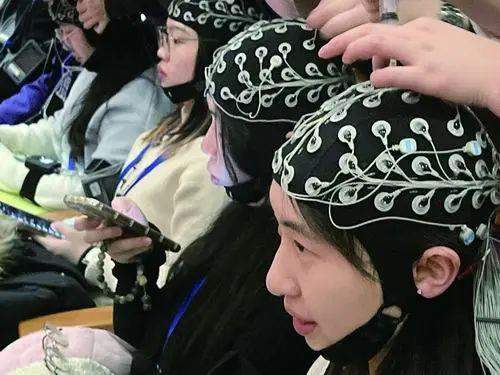 网友清华偶遇“头套”观众 他们在做一个特殊实验